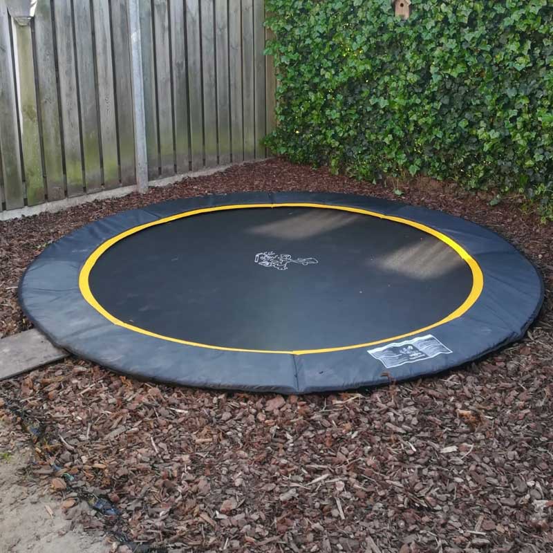black trampolin